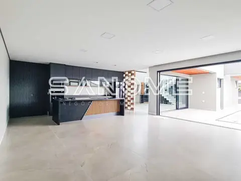 Recepção com piso claro e parede preta com letreiro