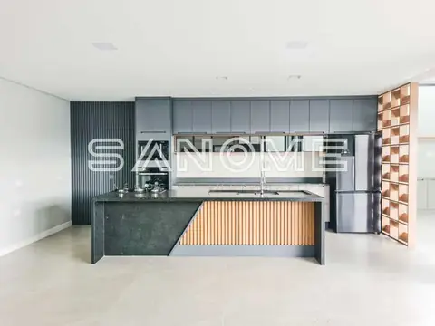 Cozinha planejada com bancada e painéis de madeira