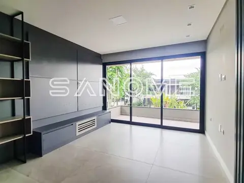 Sala com painel de TV embutido e vista para varanda
