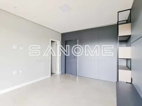 Sala vazia com armários embutidos cinzas