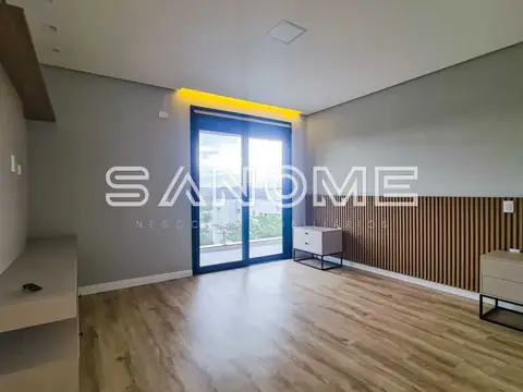 Quarto com porta de vidro e piso de madeira
