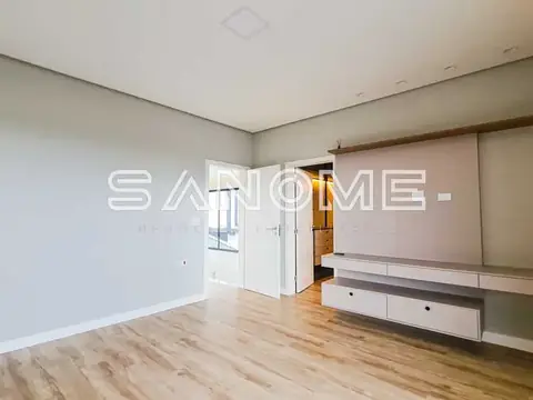 Quarto com piso de madeira e guarda-roupa planejado