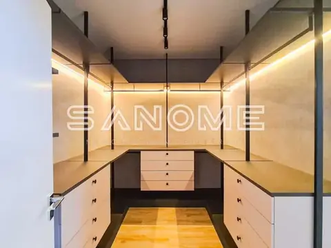 Closet com armários planejados e iluminação embutida