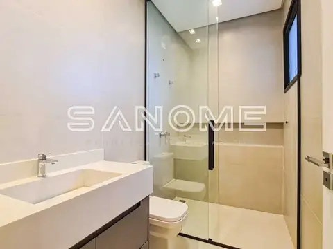 Banheiro com pia, vaso sanitário e box com chuveiro