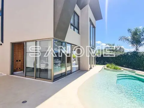 Área externa com piscina e patio da casa