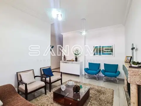 Sala de estar com poltronas azuis e mesa de centro