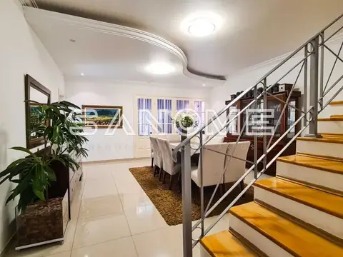 Escada de madeira e sala com piso de cerâmica