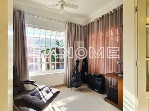 Quarto com janela ampla e cortinas marrom