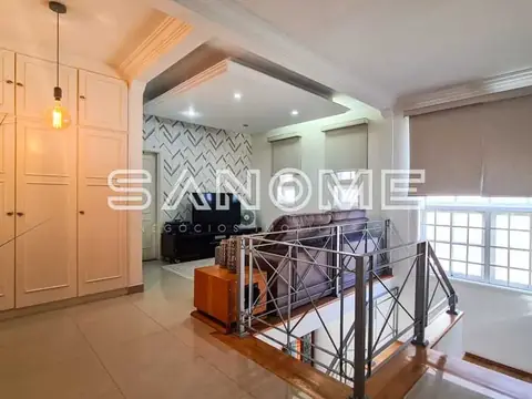 Sala com escada metálica e armários planejados
