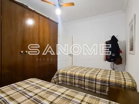 Quarto com duas camas de solteiro e guarda-roupa
