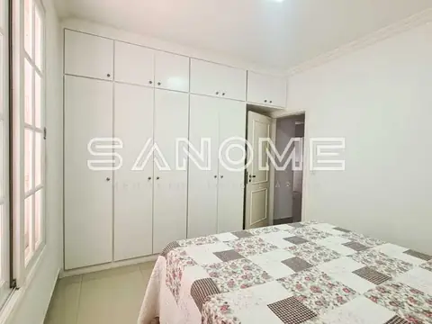 Quarto com cama de casal e guarda-roupa planejado