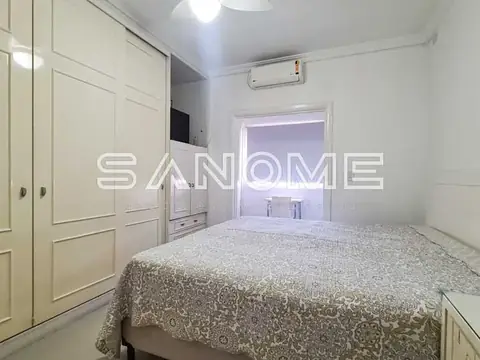 Quarto com cama de casal e guarda-roupa