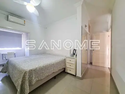 Quarto com cama de casal e espelho grande