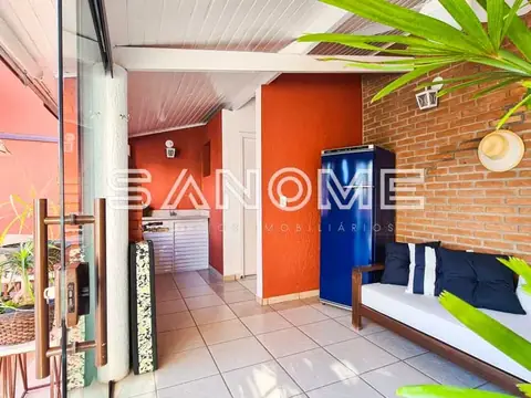 Sala com paredes vermelhas e cama ao fundo