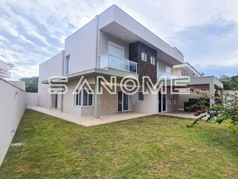 Casa moderna com fachada branca e área verde frontal