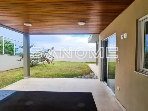 Varanda coberta com vista para jardim