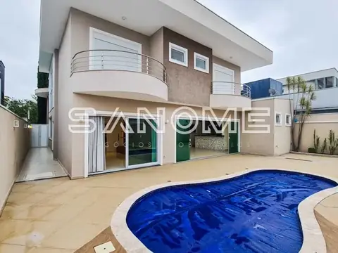 Casa moderna com piscina e área externa pavimentada