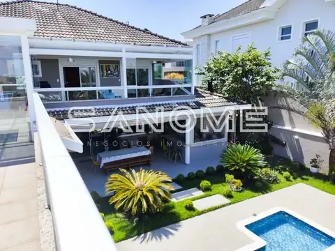 Área externa com piscina e pérgolado