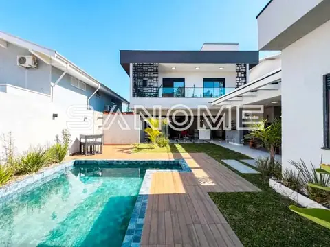Área externa com piscina e deck de madeira