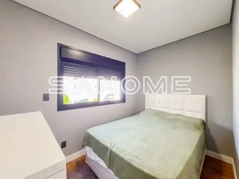 Quarto com cama de casal e janela com veneziana azul