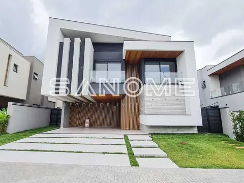 Fachada de casa moderna com garagem e entrada em madeira