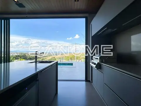 Cozinha moderna com vista para área externa