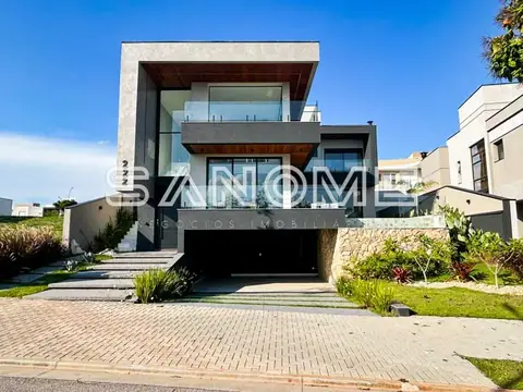 Casa moderna com fachada de vidro e garagem