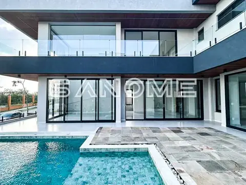 Área externa com piscina e varanda