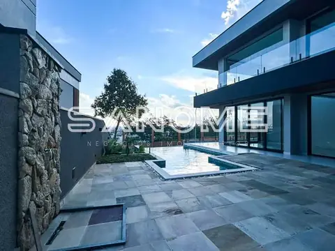 Área externa com piscina e fachada moderna