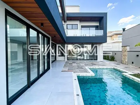 Área externa com piscina e piso em cerâmica