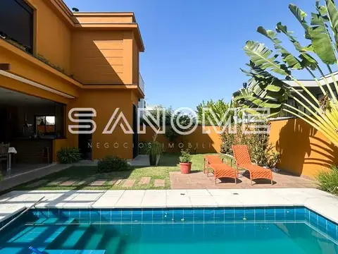 Área externa com piscina e cadeiras de descanso
