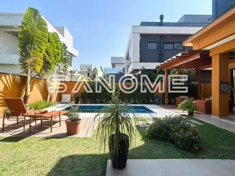 Área externa com piscina e pergolado