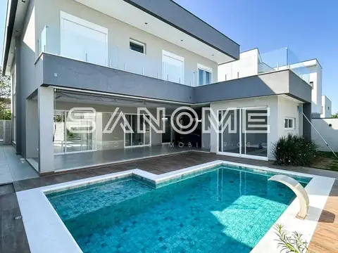 Área externa com piscina e deck de madeira