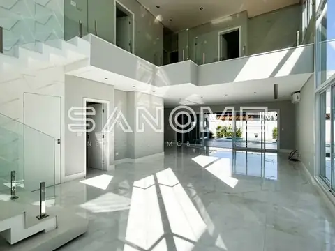 Sala ampla com piso de mármore e iluminação natural
