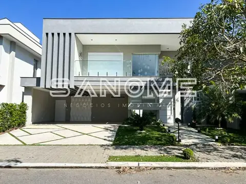 Casa moderna com fachada branca e garagem