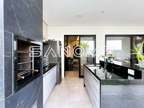 Cozinha planejada com marcenaria branca e bancada preta