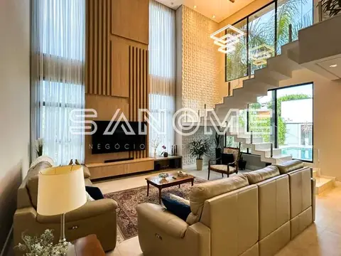 Sala de estar com sofá bege e escada de madeira