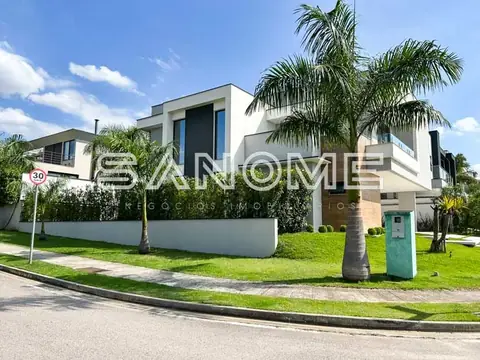 Casa moderna com fachada branca e palmeiras