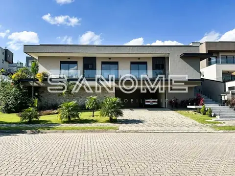 Casa moderna com fachada de vidro e garagem