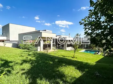 Casa moderna com jardim e área de lazer
