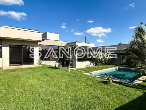 Casa moderna com piscina e área verde