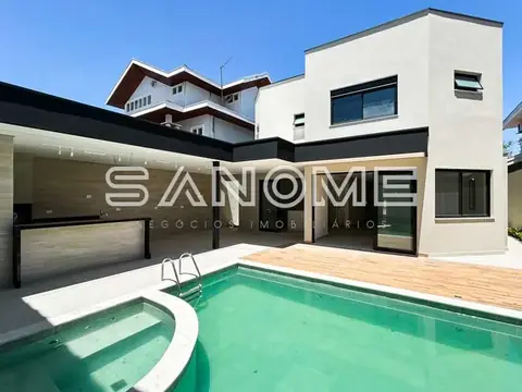 Área externa com piscina e deck de madeira