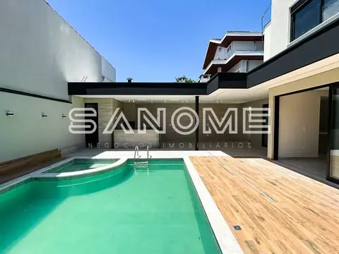 Área externa com piscina e deck de madeira