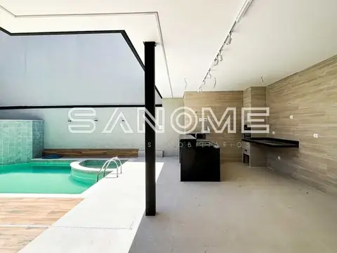 Interior com piscina e cozinha integrada