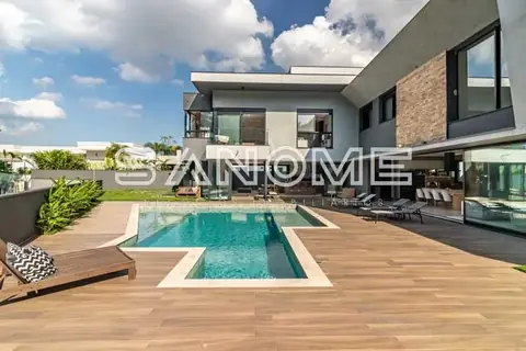 Área externa com piscina e deck de madeira