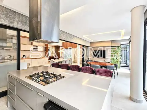 Cozinha planejada com bancada e cooktop integrados