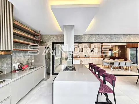 Cozinha integrada com bancada e sala de estar