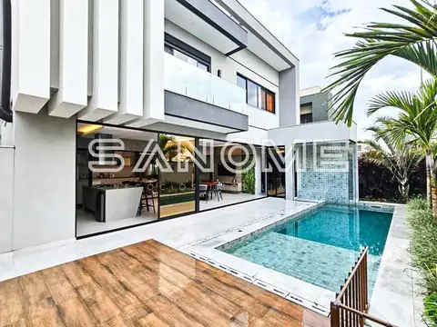 Área externa com piscina e deck de madeira