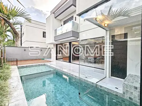 Área externa com piscina e acesso à sala de estar