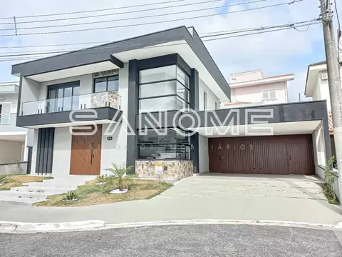 Casa moderna com fachada branca e cinza